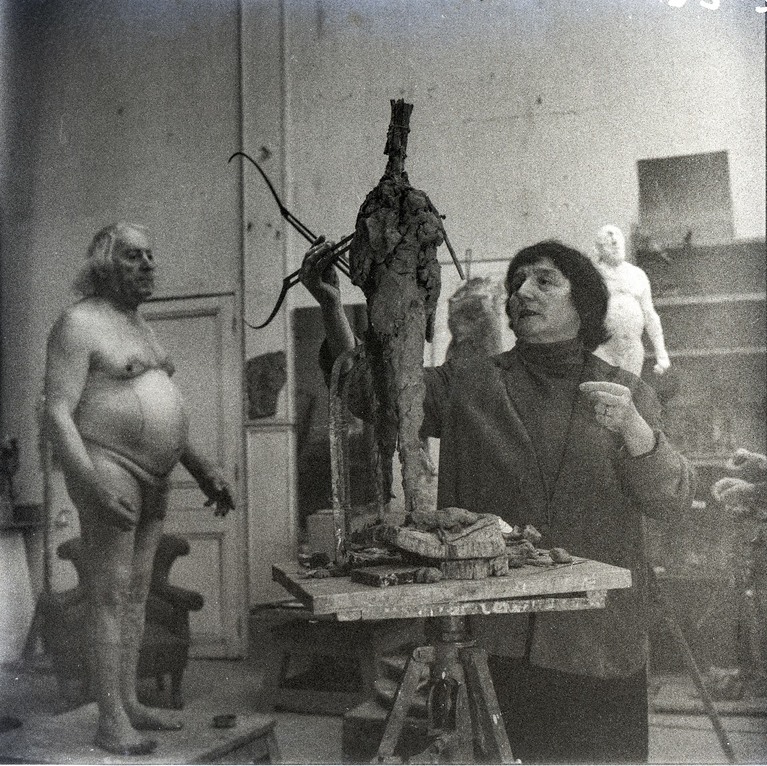 Germaine Richier dans son atelier avec son modèle Nardone au début des années 1950. 