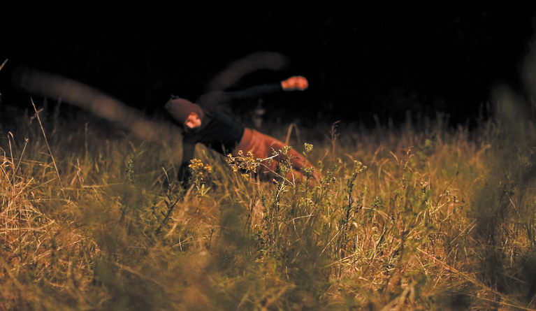 Photographie extraite du film Danse gâchée dans l’herbe, 2023. Réalisation César Vayssié.