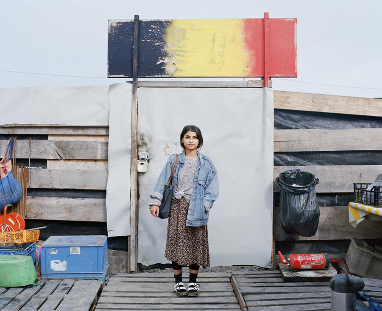 Elisa Larvego, Zara devant la porte de la Belgium kitchen, zone nord de la jungle de Calais, 2016